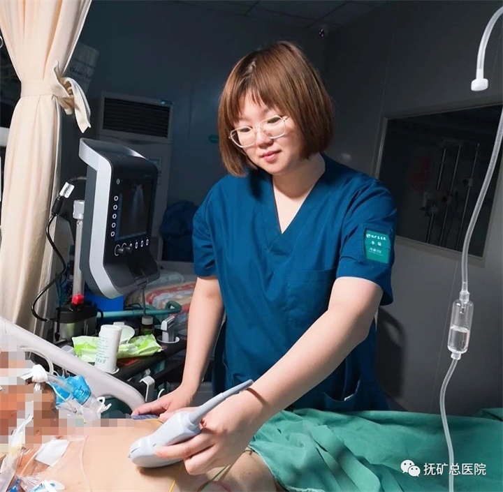 李聪医生为患者做检查